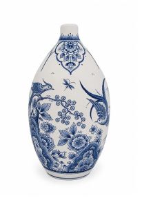 Hand-painted ‘Birds of Paradise’ urn in Delft Blue